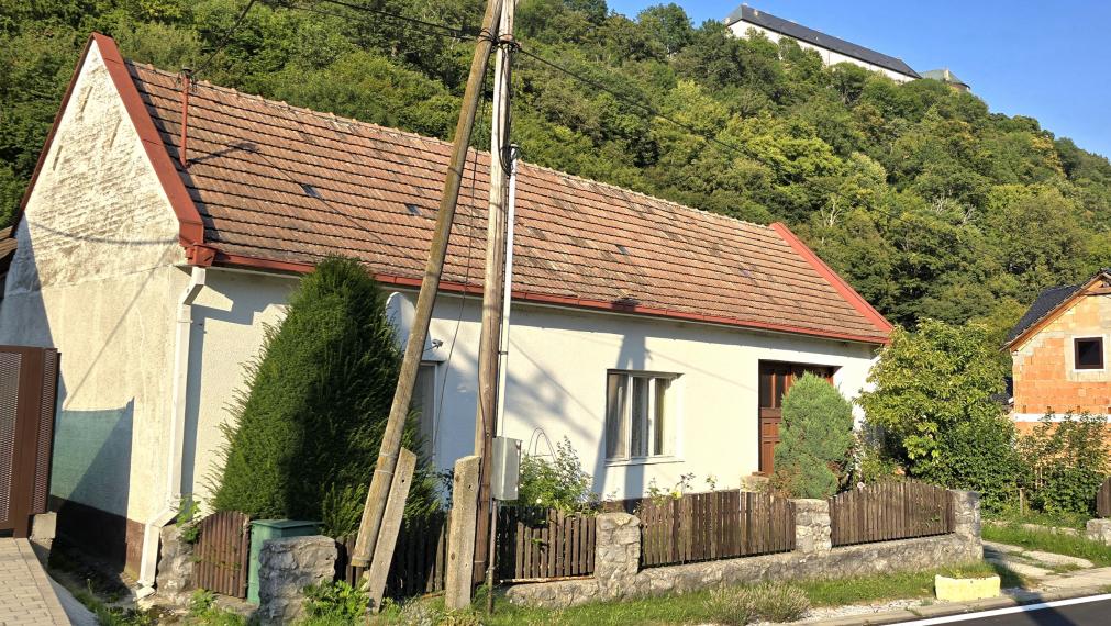 Na predaj RD vhodný aj pre farmárov pod hradom Červený kameň