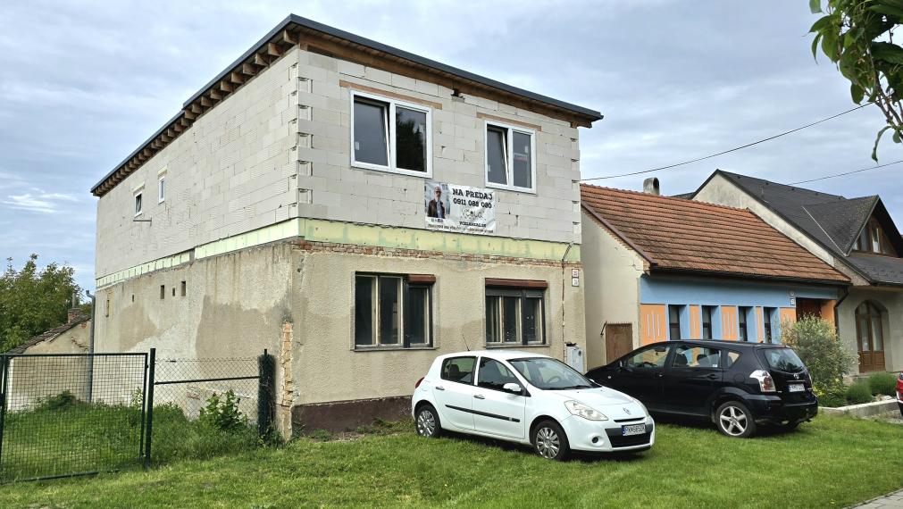 Na predaj rozostavaný dvojgeneračný RD v centre Šenkvíc.