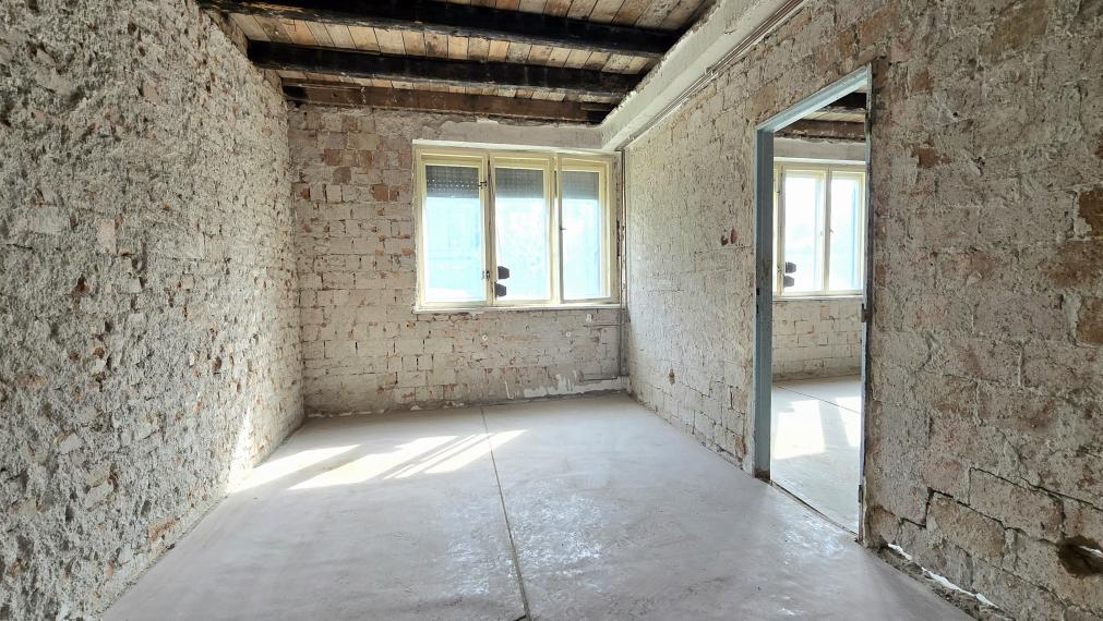 Na predaj rozostavaný dvojgeneračný RD v centre Šenkvíc.