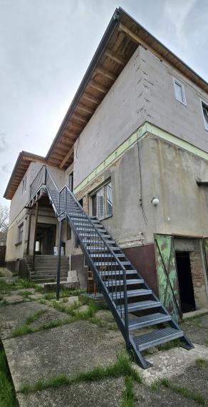 Na predaj rozostavaný dvojgeneračný RD v centre Šenkvíc.