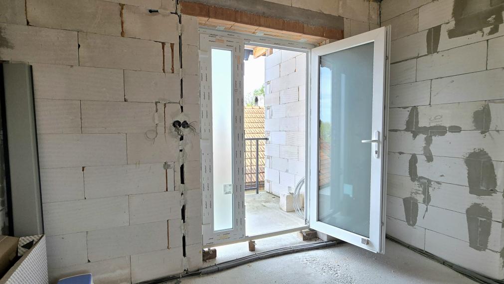 Na predaj rozostavaný dvojgeneračný RD v centre Šenkvíc.