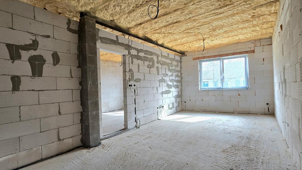 Na predaj rozostavaný dvojgeneračný RD v centre Šenkvíc.