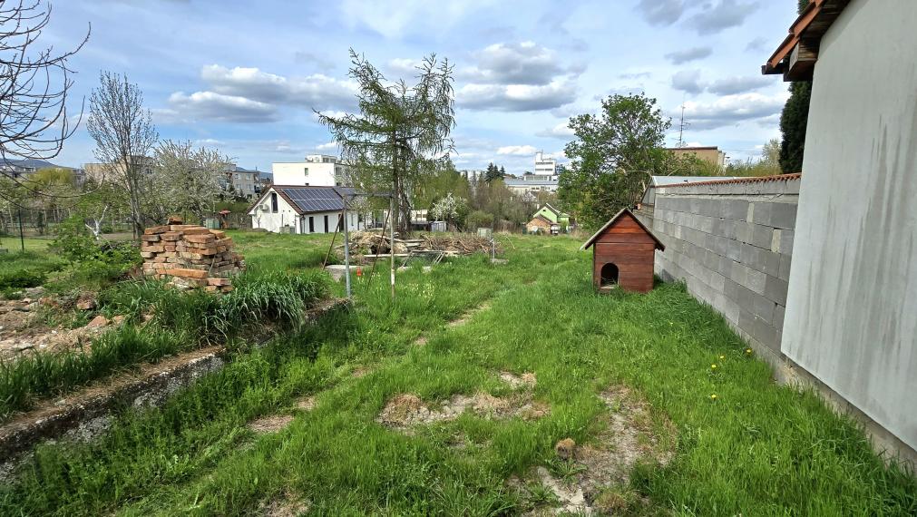 Na predaj rozostavaný dvojgeneračný RD v centre Šenkvíc.