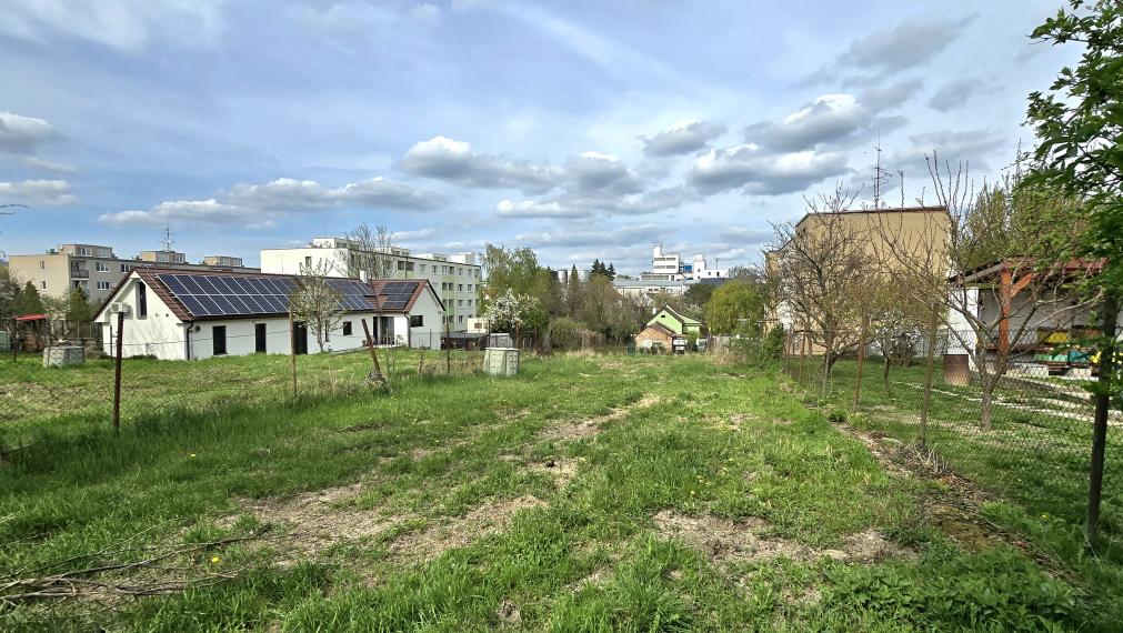 Na predaj rozostavaný dvojgeneračný RD v centre Šenkvíc.