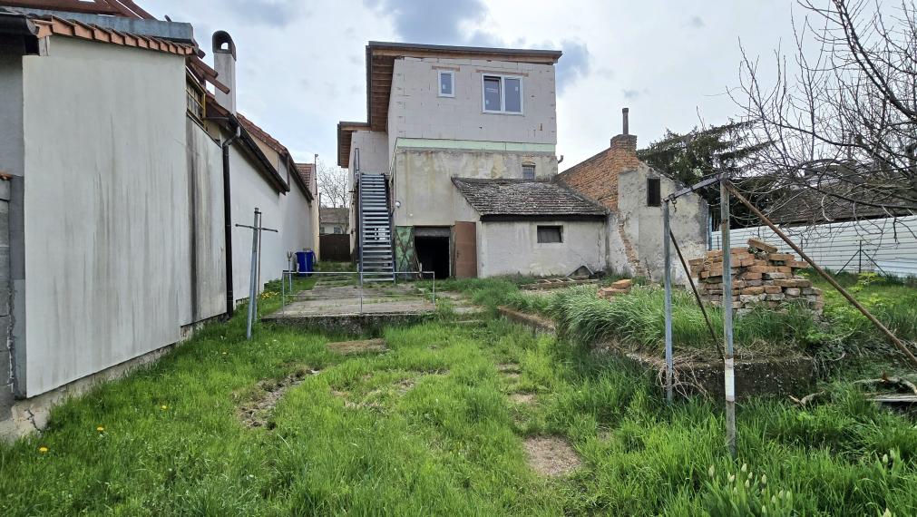 Na predaj rozostavaný dvojgeneračný RD v centre Šenkvíc.