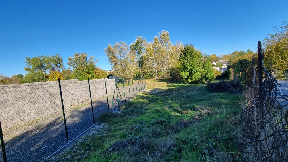 Na predaj rovinatý pozemok na okraji obce, dobrý prístup.