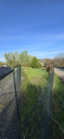 Na predaj rovinatý pozemok na okraji obce, dobrý prístup.