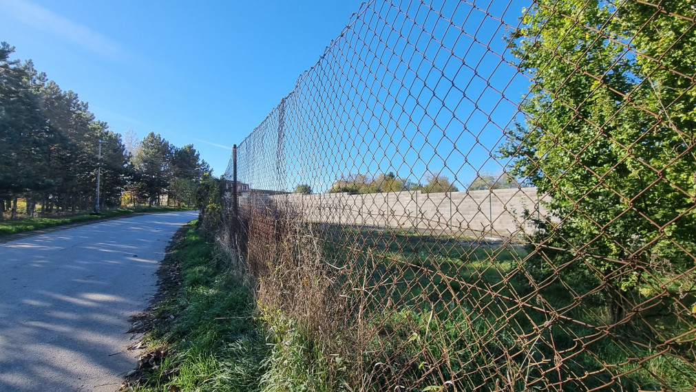 Na predaj rovinatý pozemok na okraji obce, dobrý prístup.