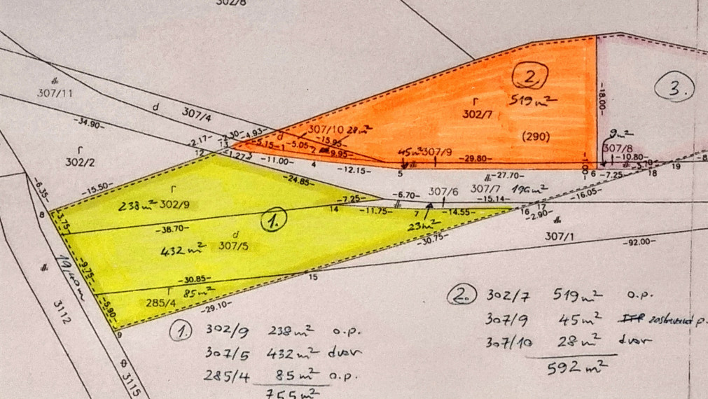 Na predaj rovinatý pozemok na okraji obce, dobrý prístup.
