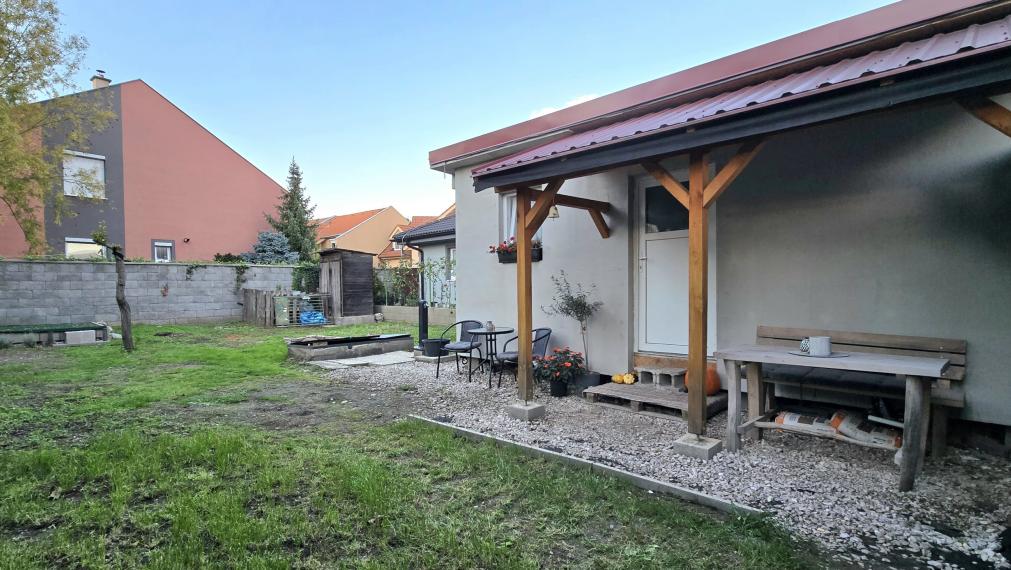 V srdci mesta na predaj garsónka-zariadená chatka s pozemkom