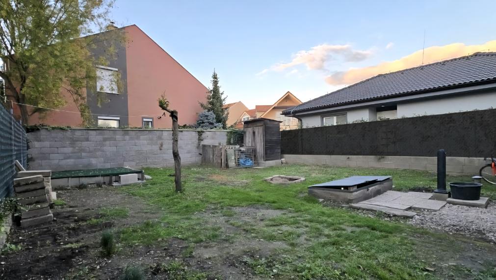 V srdci mesta na predaj garsónka-zariadená chatka s pozemkom