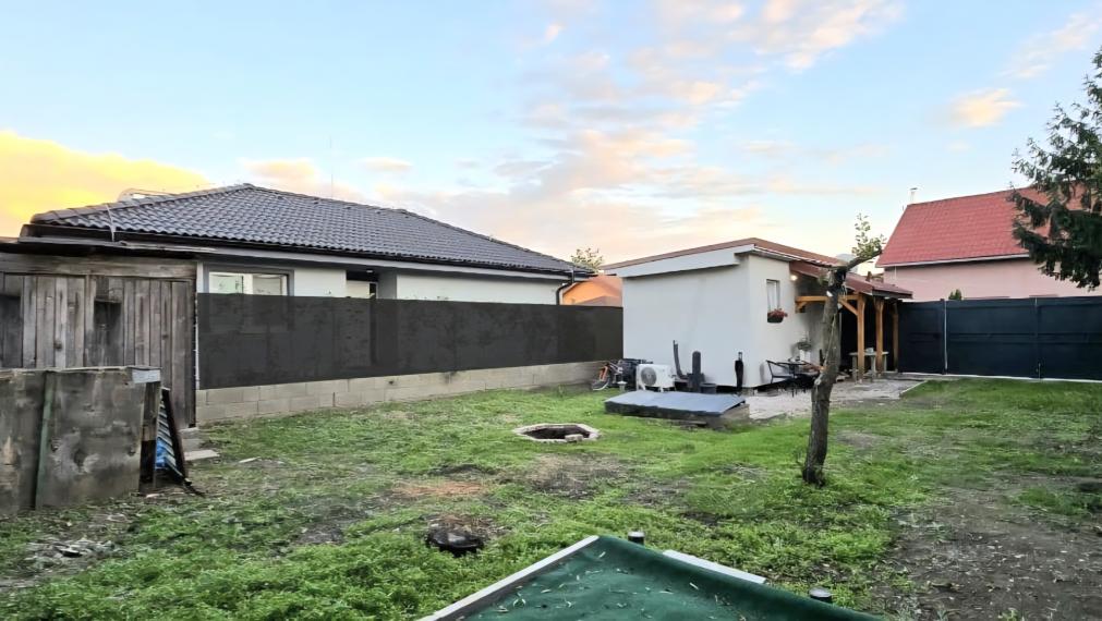 V srdci mesta na predaj garsónka-zariadená chatka s pozemkom