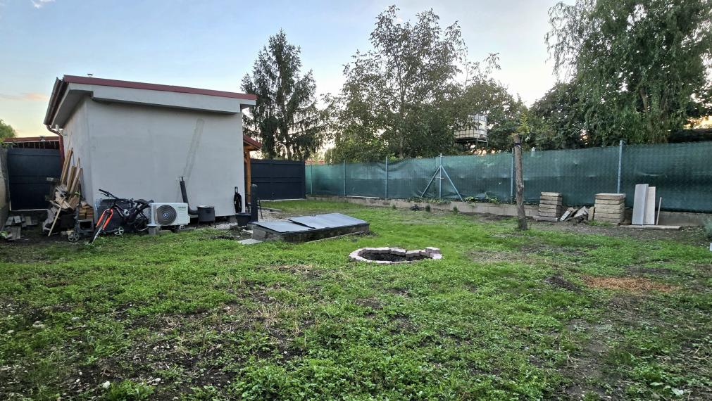 V srdci mesta na predaj garsónka-zariadená chatka s pozemkom