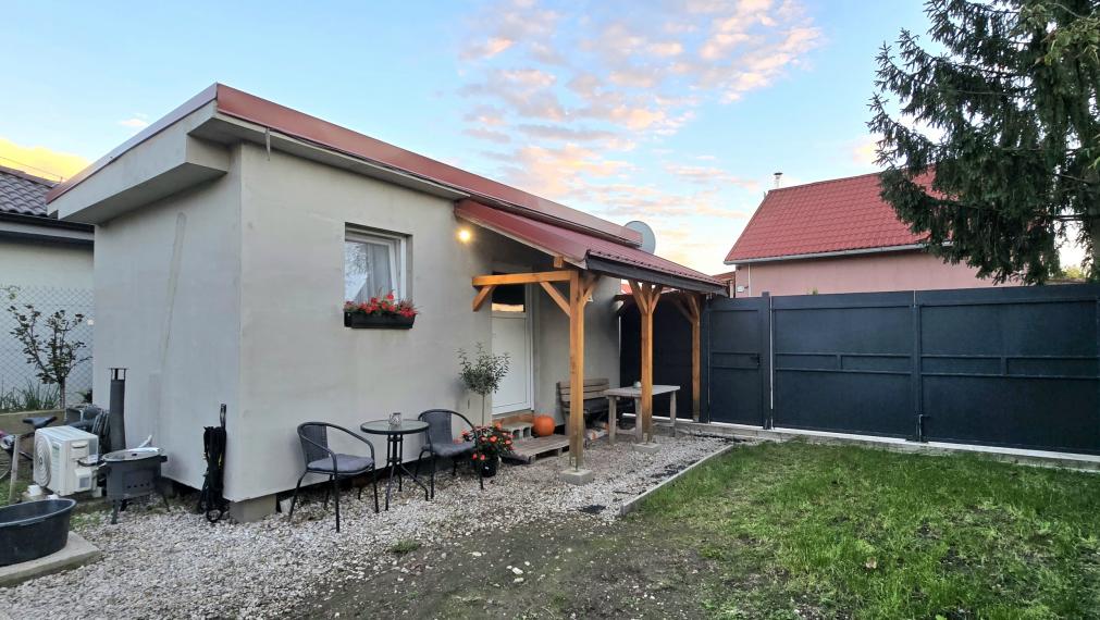 V srdci mesta na predaj garsónka-zariadená chatka s pozemkom