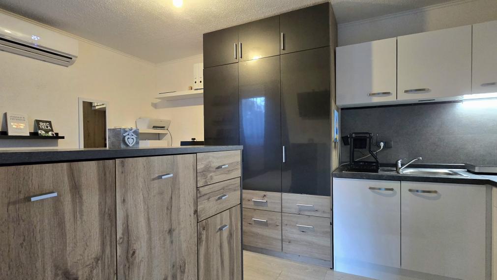 V srdci mesta na predaj garsónka-zariadená chatka s pozemkom