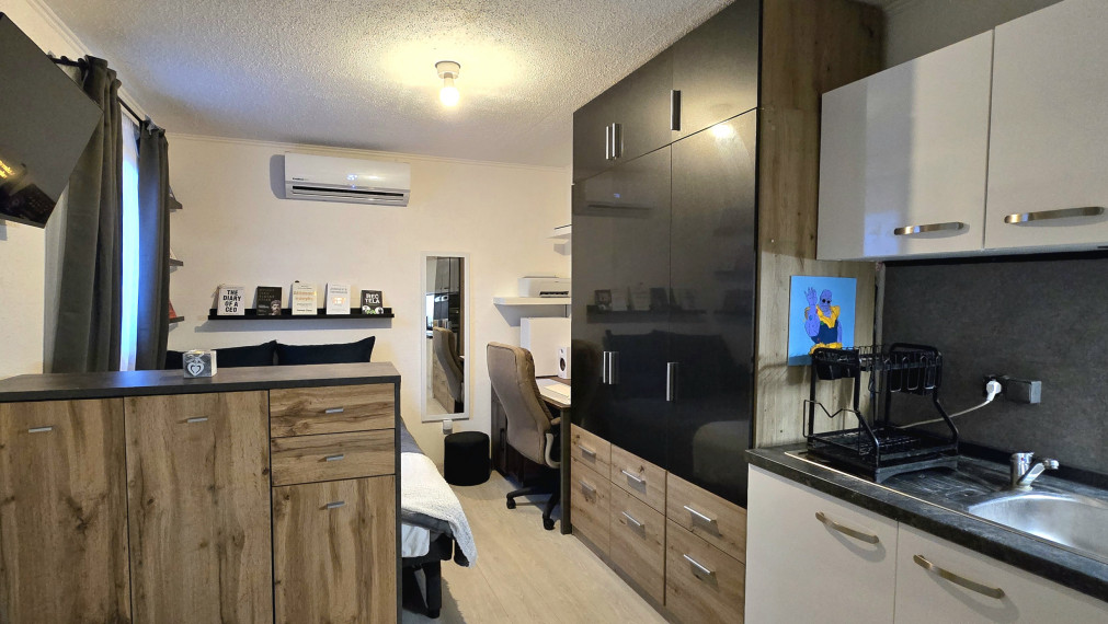 V srdci mesta na predaj garsónka-zariadená chatka s pozemkom