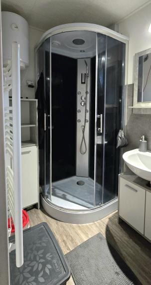 V srdci mesta na predaj garsónka-zariadená chatka s pozemkom