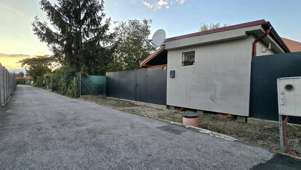 V srdci mesta na predaj garsónka-zariadená chatka s pozemkom