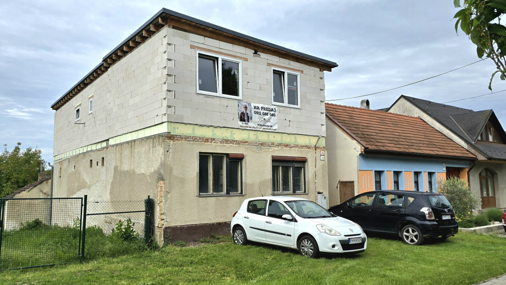 Rezervovaný! Rozostavaný dvojgeneračný RD v centre Šenkvíc.