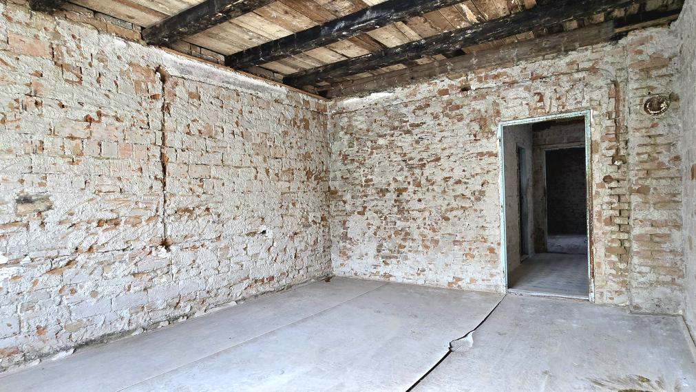 Na predaj rozostavaný dvojgeneračný RD v centre Šenkvíc.