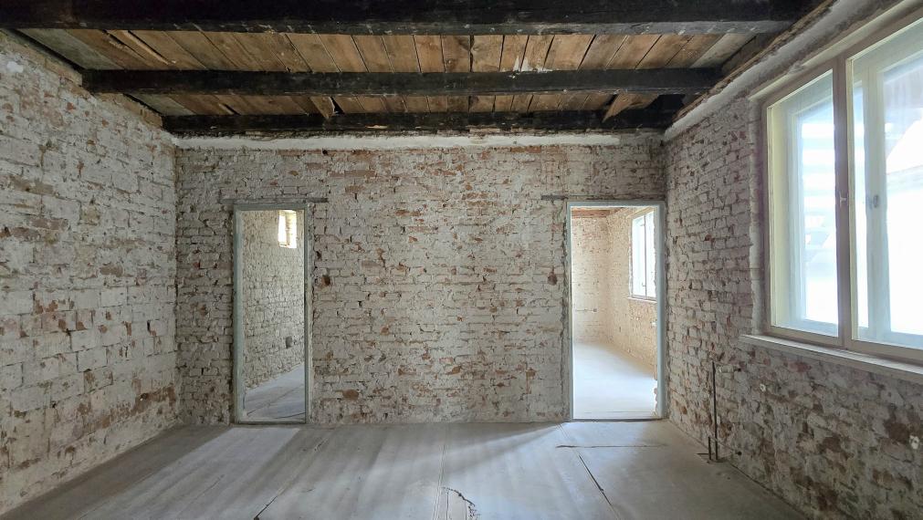 Na predaj rozostavaný dvojgeneračný RD v centre Šenkvíc.