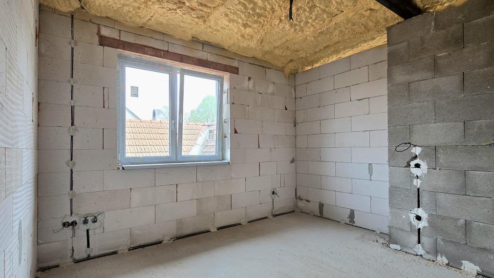 Na predaj rozostavaný dvojgeneračný RD v centre Šenkvíc.