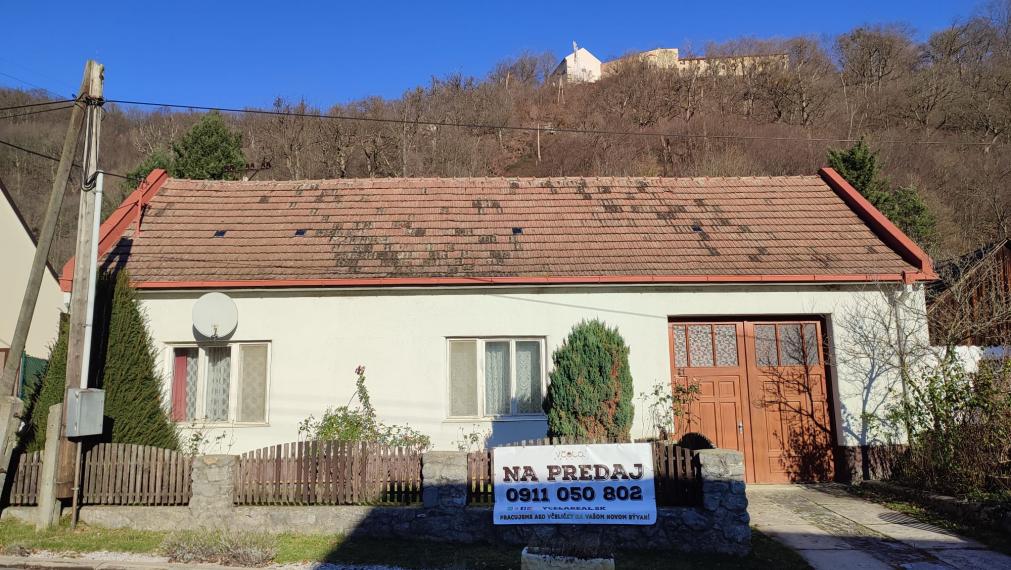 Pod hradom na predaj RD vhodný aj na malé hospodárstvo.