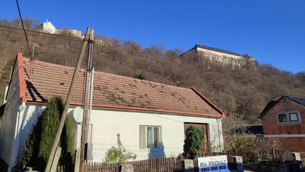 Pod hradom na predaj RD vhodný aj na malé hospodárstvo.