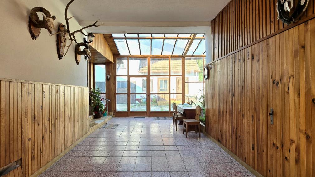 Pod hradom na predaj RD vhodný aj na malé hospodárstvo.