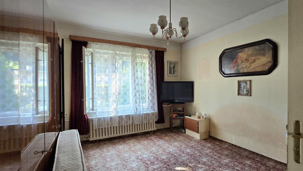 Pod hradom na predaj RD vhodný aj na malé hospodárstvo.