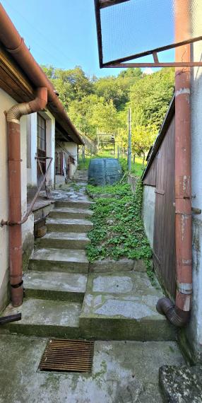 Pod hradom na predaj RD vhodný aj na malé hospodárstvo.