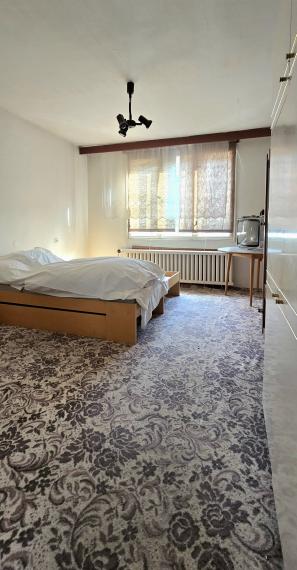 Pod hradom na predaj RD vhodný aj na malé hospodárstvo.