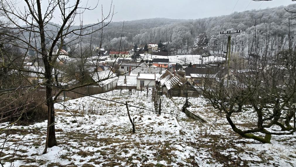 Pod hradom na predaj RD vhodný aj na malé hospodárstvo.