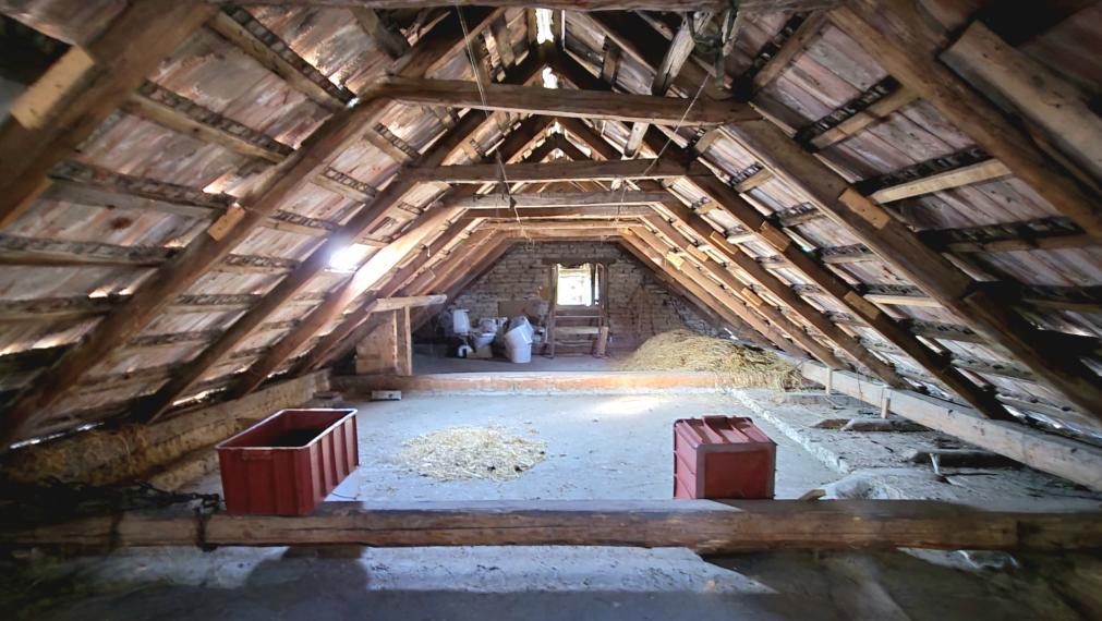 Pod hradom na predaj RD vhodný aj na malé hospodárstvo.