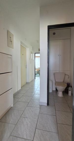 2izbový tehlový byt v centre s loggiou a veľkou pivnicou