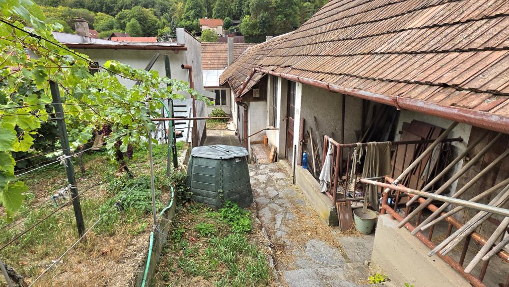 Pod hradom Červený kameň na predaj starší RD v lone prírody.