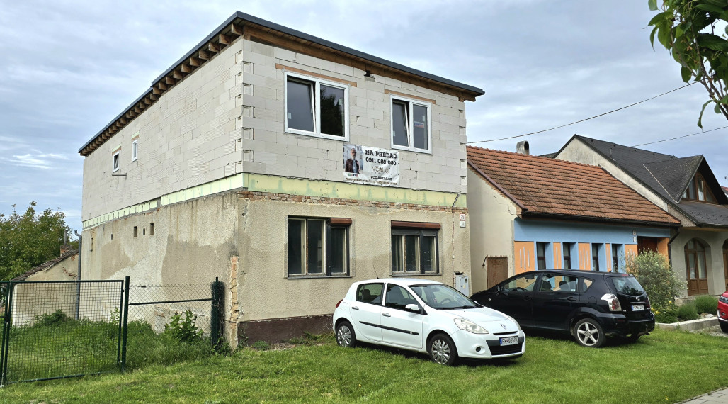 Na predaj rozostavaný dvojgeneračný RD v centre Šenkvíc.