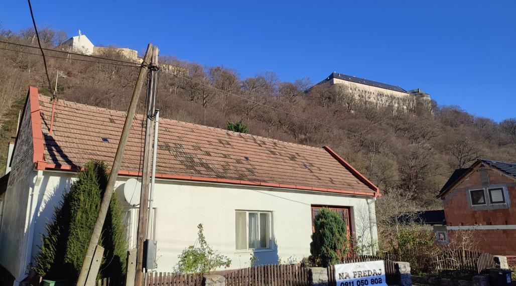 Pod hradom na predaj RD vhodný aj na malé hospodárstvo.