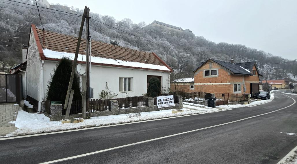 Pod hradom na predaj RD vhodný aj na malé hospodárstvo.