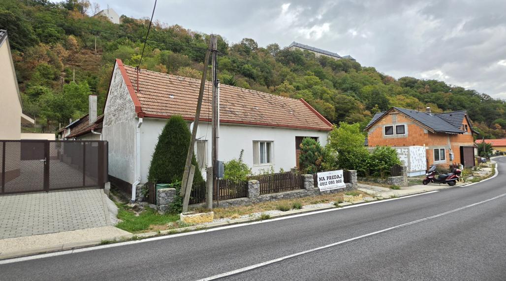 Pod hradom Červený kameň na predaj starší RD v lone prírody.