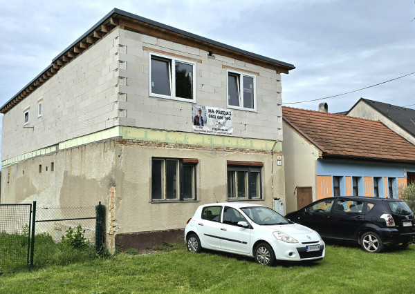 Na predaj rozostavaný dvojgeneračný RD v centre Šenkvíc.