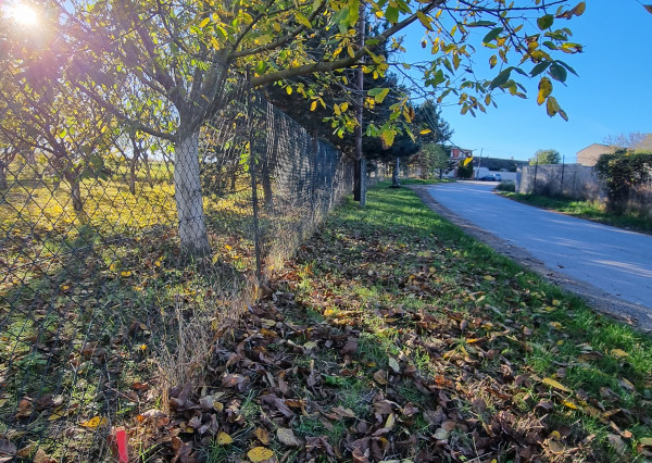 Rekreačný pozemok na okraji obce, výhodná investícia.