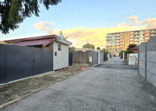 V srdci mesta na predaj celoročne obývateľná záhradná chatka