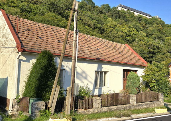 Na predaj RD vhodný aj pre farmárov pod hradom Červený kameň