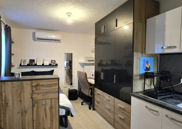 V srdci mesta na predaj garsónka-zariadená chatka s pozemkom