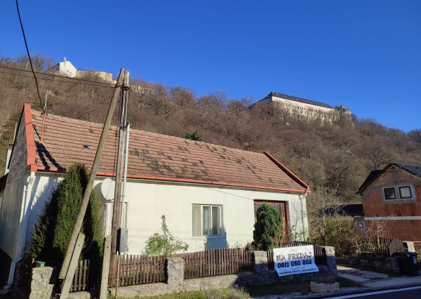 Pod hradom na predaj RD vhodný aj na malé hospodárstvo.