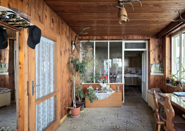 Pod hradom na predaj RD vhodný aj na malé hospodárstvo.