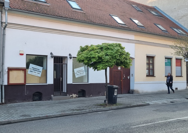 Rezervovaný. Reprezentatívny priestor v centre so samostatným vstupom z ulice a dvoma výkladmi.